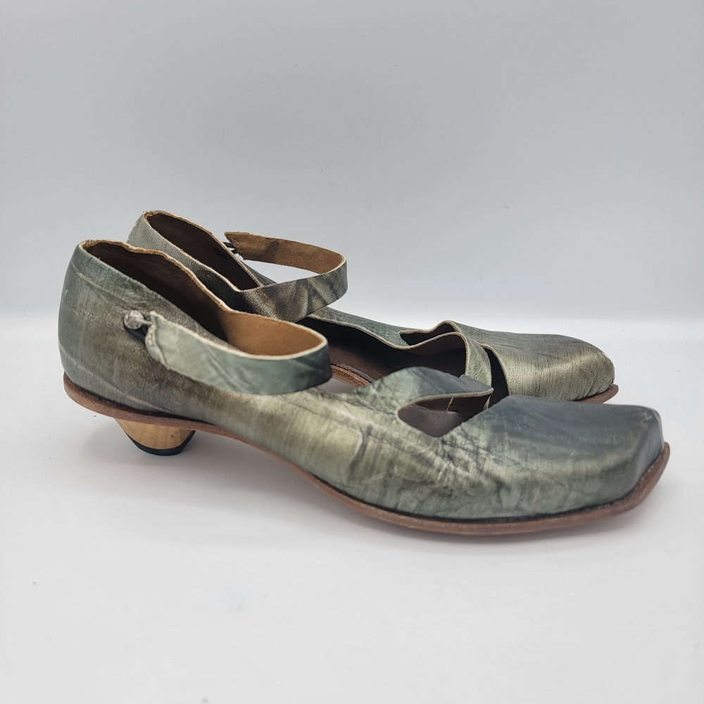 Cydwoq Elegant Green Handmaid Shoes - Picture 2 of 9